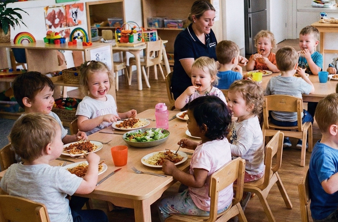 Kinder beim Mittagessen in der Kita